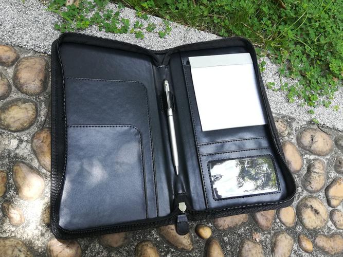 商務旅行新寵 解密OEM定制PU皮護照卡包的材質與工藝價值